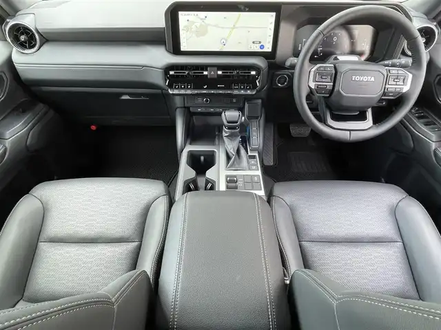 トヨタ ランドクルーザー ２５０ VX 福岡県 2025(令7)年 0.1千km プラチナホワイトパールマイカ ワンオーナー/ムーンルーフ/デジタルインナーミラー/12.3インチディスプレイオーディオ/　(AM/FM/CD/DVD/Bluetooth/Miracast/フルセグTV/ナビキット)/パノラミックビューモニター/バックカメラ/トヨタセーフティセンス/・プリクラッシュセーフティ/・レーンディパーチャーアラート/・レーダークルーズコントロール/・ブラインドスポットモニター/・プロアクティブドライビングアシスト/・リヤクロストラフィックアラート/・後方車両接近告知/・リヤカメラディテクション/・安心降車アシスト/・周辺車両接近時サポート/オートマッチックハイビーム/ロードサインアシスト/クリアランスソナー/横滑り防止/純正18インチアルミホイール/パワーバックドア/黒ルーフレール/ヘッドライトウォッシャー/パワーシート(D)/シートヒーター/ベンチレーション(D/N)/純正前後ドライブレコーダー/黒レザーシート/ステアリングヒーター/革巻きステアリング/パワーシート(D/N)/ビルトインETC2.0/社外フロアマット/USBタイプCポート/スペアキー×1/保証書/取扱説明書/ナビ取扱説明書