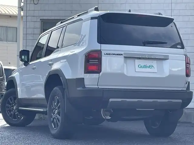 トヨタ ランドクルーザー ２５０ VX 福岡県 2025(令7)年 0.1千km プラチナホワイトパールマイカ ワンオーナー/ムーンルーフ/デジタルインナーミラー/12.3インチディスプレイオーディオ/　(AM/FM/CD/DVD/Bluetooth/Miracast/フルセグTV/ナビキット)/パノラミックビューモニター/バックカメラ/トヨタセーフティセンス/・プリクラッシュセーフティ/・レーンディパーチャーアラート/・レーダークルーズコントロール/・ブラインドスポットモニター/・プロアクティブドライビングアシスト/・リヤクロストラフィックアラート/・後方車両接近告知/・リヤカメラディテクション/・安心降車アシスト/・周辺車両接近時サポート/オートマッチックハイビーム/ロードサインアシスト/クリアランスソナー/横滑り防止/純正18インチアルミホイール/パワーバックドア/黒ルーフレール/ヘッドライトウォッシャー/パワーシート(D)/シートヒーター/ベンチレーション(D/N)/純正前後ドライブレコーダー/黒レザーシート/ステアリングヒーター/革巻きステアリング/パワーシート(D/N)/ビルトインETC2.0/社外フロアマット/USBタイプCポート/スペアキー×1/保証書/取扱説明書/ナビ取扱説明書