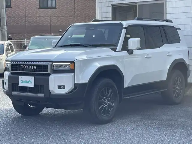 トヨタ ランドクルーザー ２５０ VX 福岡県 2025(令7)年 0.1千km プラチナホワイトパールマイカ ワンオーナー/ムーンルーフ/デジタルインナーミラー/12.3インチディスプレイオーディオ/　(AM/FM/CD/DVD/Bluetooth/Miracast/フルセグTV/ナビキット)/パノラミックビューモニター/バックカメラ/トヨタセーフティセンス/・プリクラッシュセーフティ/・レーンディパーチャーアラート/・レーダークルーズコントロール/・ブラインドスポットモニター/・プロアクティブドライビングアシスト/・リヤクロストラフィックアラート/・後方車両接近告知/・リヤカメラディテクション/・安心降車アシスト/・周辺車両接近時サポート/オートマッチックハイビーム/ロードサインアシスト/クリアランスソナー/横滑り防止/純正18インチアルミホイール/パワーバックドア/黒ルーフレール/ヘッドライトウォッシャー/パワーシート(D)/シートヒーター/ベンチレーション(D/N)/純正前後ドライブレコーダー/黒レザーシート/ステアリングヒーター/革巻きステアリング/パワーシート(D/N)/ビルトインETC2.0/社外フロアマット/USBタイプCポート/スペアキー×1/保証書/取扱説明書/ナビ取扱説明書