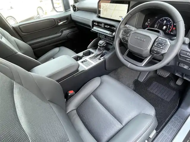 トヨタ ランドクルーザー ２５０ VX 福岡県 2025(令7)年 0.1千km プラチナホワイトパールマイカ ワンオーナー/ムーンルーフ/デジタルインナーミラー/12.3インチディスプレイオーディオ/　(AM/FM/CD/DVD/Bluetooth/Miracast/フルセグTV/ナビキット)/パノラミックビューモニター/バックカメラ/トヨタセーフティセンス/・プリクラッシュセーフティ/・レーンディパーチャーアラート/・レーダークルーズコントロール/・ブラインドスポットモニター/・プロアクティブドライビングアシスト/・リヤクロストラフィックアラート/・後方車両接近告知/・リヤカメラディテクション/・安心降車アシスト/・周辺車両接近時サポート/オートマッチックハイビーム/ロードサインアシスト/クリアランスソナー/横滑り防止/純正18インチアルミホイール/パワーバックドア/黒ルーフレール/ヘッドライトウォッシャー/パワーシート(D)/シートヒーター/ベンチレーション(D/N)/純正前後ドライブレコーダー/黒レザーシート/ステアリングヒーター/革巻きステアリング/パワーシート(D/N)/ビルトインETC2.0/社外フロアマット/USBタイプCポート/スペアキー×1/保証書/取扱説明書/ナビ取扱説明書