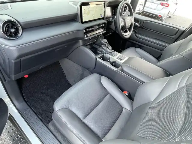 トヨタ ランドクルーザー ２５０ VX 福岡県 2025(令7)年 0.1千km プラチナホワイトパールマイカ ワンオーナー/ムーンルーフ/デジタルインナーミラー/12.3インチディスプレイオーディオ/　(AM/FM/CD/DVD/Bluetooth/Miracast/フルセグTV/ナビキット)/パノラミックビューモニター/バックカメラ/トヨタセーフティセンス/・プリクラッシュセーフティ/・レーンディパーチャーアラート/・レーダークルーズコントロール/・ブラインドスポットモニター/・プロアクティブドライビングアシスト/・リヤクロストラフィックアラート/・後方車両接近告知/・リヤカメラディテクション/・安心降車アシスト/・周辺車両接近時サポート/オートマッチックハイビーム/ロードサインアシスト/クリアランスソナー/横滑り防止/純正18インチアルミホイール/パワーバックドア/黒ルーフレール/ヘッドライトウォッシャー/パワーシート(D)/シートヒーター/ベンチレーション(D/N)/純正前後ドライブレコーダー/黒レザーシート/ステアリングヒーター/革巻きステアリング/パワーシート(D/N)/ビルトインETC2.0/社外フロアマット/USBタイプCポート/スペアキー×1/保証書/取扱説明書/ナビ取扱説明書