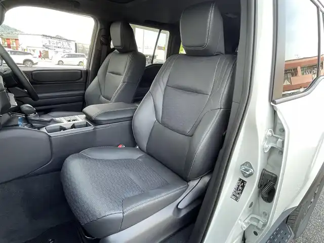 トヨタ ランドクルーザー ２５０ VX 福岡県 2025(令7)年 0.1千km プラチナホワイトパールマイカ ワンオーナー/ムーンルーフ/デジタルインナーミラー/12.3インチディスプレイオーディオ/　(AM/FM/CD/DVD/Bluetooth/Miracast/フルセグTV/ナビキット)/パノラミックビューモニター/バックカメラ/トヨタセーフティセンス/・プリクラッシュセーフティ/・レーンディパーチャーアラート/・レーダークルーズコントロール/・ブラインドスポットモニター/・プロアクティブドライビングアシスト/・リヤクロストラフィックアラート/・後方車両接近告知/・リヤカメラディテクション/・安心降車アシスト/・周辺車両接近時サポート/オートマッチックハイビーム/ロードサインアシスト/クリアランスソナー/横滑り防止/純正18インチアルミホイール/パワーバックドア/黒ルーフレール/ヘッドライトウォッシャー/パワーシート(D)/シートヒーター/ベンチレーション(D/N)/純正前後ドライブレコーダー/黒レザーシート/ステアリングヒーター/革巻きステアリング/パワーシート(D/N)/ビルトインETC2.0/社外フロアマット/USBタイプCポート/スペアキー×1/保証書/取扱説明書/ナビ取扱説明書