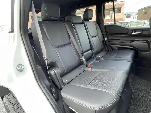 トヨタ ランドクルーザー ２５０ VX 福岡県 2025(令7)年 0.1千km プラチナホワイトパールマイカ ワンオーナー/ムーンルーフ/デジタルインナーミラー/12.3インチディスプレイオーディオ/　(AM/FM/CD/DVD/Bluetooth/Miracast/フルセグTV/ナビキット)/パノラミックビューモニター/バックカメラ/トヨタセーフティセンス/・プリクラッシュセーフティ/・レーンディパーチャーアラート/・レーダークルーズコントロール/・ブラインドスポットモニター/・プロアクティブドライビングアシスト/・リヤクロストラフィックアラート/・後方車両接近告知/・リヤカメラディテクション/・安心降車アシスト/・周辺車両接近時サポート/オートマッチックハイビーム/ロードサインアシスト/クリアランスソナー/横滑り防止/純正18インチアルミホイール/パワーバックドア/黒ルーフレール/ヘッドライトウォッシャー/パワーシート(D)/シートヒーター/ベンチレーション(D/N)/純正前後ドライブレコーダー/黒レザーシート/ステアリングヒーター/革巻きステアリング/パワーシート(D/N)/ビルトインETC2.0/社外フロアマット/USBタイプCポート/スペアキー×1/保証書/取扱説明書/ナビ取扱説明書