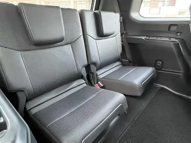 トヨタ ランドクルーザー ２５０ VX 福岡県 2025(令7)年 0.1千km プラチナホワイトパールマイカ ワンオーナー/ムーンルーフ/デジタルインナーミラー/12.3インチディスプレイオーディオ/　(AM/FM/CD/DVD/Bluetooth/Miracast/フルセグTV/ナビキット)/パノラミックビューモニター/バックカメラ/トヨタセーフティセンス/・プリクラッシュセーフティ/・レーンディパーチャーアラート/・レーダークルーズコントロール/・ブラインドスポットモニター/・プロアクティブドライビングアシスト/・リヤクロストラフィックアラート/・後方車両接近告知/・リヤカメラディテクション/・安心降車アシスト/・周辺車両接近時サポート/オートマッチックハイビーム/ロードサインアシスト/クリアランスソナー/横滑り防止/純正18インチアルミホイール/パワーバックドア/黒ルーフレール/ヘッドライトウォッシャー/パワーシート(D)/シートヒーター/ベンチレーション(D/N)/純正前後ドライブレコーダー/黒レザーシート/ステアリングヒーター/革巻きステアリング/パワーシート(D/N)/ビルトインETC2.0/社外フロアマット/USBタイプCポート/スペアキー×1/保証書/取扱説明書/ナビ取扱説明書