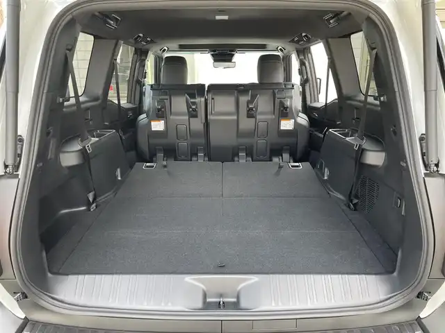 トヨタ ランドクルーザー ２５０ VX 福岡県 2025(令7)年 0.1千km プラチナホワイトパールマイカ ワンオーナー/ムーンルーフ/デジタルインナーミラー/12.3インチディスプレイオーディオ/　(AM/FM/CD/DVD/Bluetooth/Miracast/フルセグTV/ナビキット)/パノラミックビューモニター/バックカメラ/トヨタセーフティセンス/・プリクラッシュセーフティ/・レーンディパーチャーアラート/・レーダークルーズコントロール/・ブラインドスポットモニター/・プロアクティブドライビングアシスト/・リヤクロストラフィックアラート/・後方車両接近告知/・リヤカメラディテクション/・安心降車アシスト/・周辺車両接近時サポート/オートマッチックハイビーム/ロードサインアシスト/クリアランスソナー/横滑り防止/純正18インチアルミホイール/パワーバックドア/黒ルーフレール/ヘッドライトウォッシャー/パワーシート(D)/シートヒーター/ベンチレーション(D/N)/純正前後ドライブレコーダー/黒レザーシート/ステアリングヒーター/革巻きステアリング/パワーシート(D/N)/ビルトインETC2.0/社外フロアマット/USBタイプCポート/スペアキー×1/保証書/取扱説明書/ナビ取扱説明書