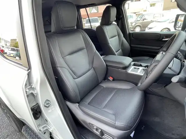 トヨタ ランドクルーザー ２５０ VX 福岡県 2025(令7)年 0.1千km プラチナホワイトパールマイカ ワンオーナー/ムーンルーフ/デジタルインナーミラー/12.3インチディスプレイオーディオ/　(AM/FM/CD/DVD/Bluetooth/Miracast/フルセグTV/ナビキット)/パノラミックビューモニター/バックカメラ/トヨタセーフティセンス/・プリクラッシュセーフティ/・レーンディパーチャーアラート/・レーダークルーズコントロール/・ブラインドスポットモニター/・プロアクティブドライビングアシスト/・リヤクロストラフィックアラート/・後方車両接近告知/・リヤカメラディテクション/・安心降車アシスト/・周辺車両接近時サポート/オートマッチックハイビーム/ロードサインアシスト/クリアランスソナー/横滑り防止/純正18インチアルミホイール/パワーバックドア/黒ルーフレール/ヘッドライトウォッシャー/パワーシート(D)/シートヒーター/ベンチレーション(D/N)/純正前後ドライブレコーダー/黒レザーシート/ステアリングヒーター/革巻きステアリング/パワーシート(D/N)/ビルトインETC2.0/社外フロアマット/USBタイプCポート/スペアキー×1/保証書/取扱説明書/ナビ取扱説明書