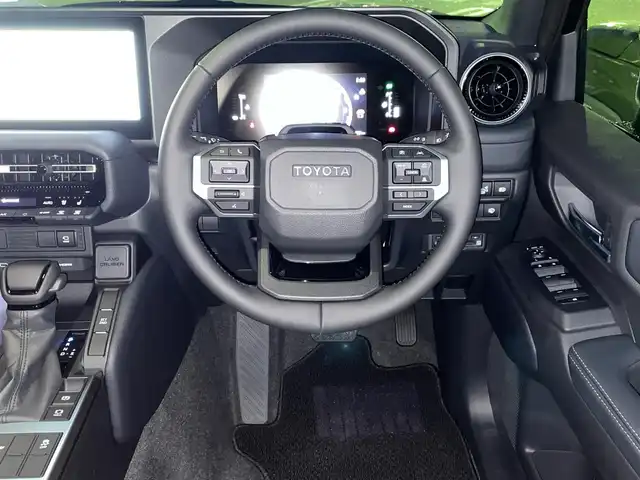 トヨタ ランドクルーザー ２５０ VX 福岡県 2025(令7)年 0.1千km プラチナホワイトパールマイカ ワンオーナー/ムーンルーフ/デジタルインナーミラー/12.3インチディスプレイオーディオ/　(AM/FM/CD/DVD/Bluetooth/Miracast/フルセグTV/ナビキット)/パノラミックビューモニター/バックカメラ/トヨタセーフティセンス/・プリクラッシュセーフティ/・レーンディパーチャーアラート/・レーダークルーズコントロール/・ブラインドスポットモニター/・プロアクティブドライビングアシスト/・リヤクロストラフィックアラート/・後方車両接近告知/・リヤカメラディテクション/・安心降車アシスト/・周辺車両接近時サポート/オートマッチックハイビーム/ロードサインアシスト/クリアランスソナー/横滑り防止/純正18インチアルミホイール/パワーバックドア/黒ルーフレール/ヘッドライトウォッシャー/パワーシート(D)/シートヒーター/ベンチレーション(D/N)/純正前後ドライブレコーダー/黒レザーシート/ステアリングヒーター/革巻きステアリング/パワーシート(D/N)/ビルトインETC2.0/社外フロアマット/USBタイプCポート/スペアキー×1/保証書/取扱説明書/ナビ取扱説明書