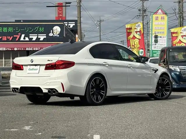 ＢＭＷ Ｍ５ 愛知県 2019(平31)年 4.2万km アルピンホワイトⅢ /禁煙/正規ディーラー車/カーボンルーフ//メーカナビ/CD/DVD/BT/フルセグ/MSV/USB//バックカメラ//全方位カメラ//黒革シート//全席シートヒーター//前席エアシート//メモリ付パワーシート//CFRP製ルーフ//前後ドライブレコーダー//ETC//電動リアゲート//CBC/DSC/PDC//アクティブ・プロテクション//パーキングアシスト//ACC/PCS/LDA/HUD/BSM//前車発進警告機能//後車衝突警告機能//クロストラフィックウォーニング//タイヤ空気圧警告システム//レインセンサー//コンフォートアクセス//オートクロージャードア//後席ロールサンシェード//LEDオートライト//フォグランプ//ハイビームアシスト//アダプティブヘッドライト//本革巻きステアリング//ステアリングスイッチ//ステアリングヒーター//電子制御パーキングブレーキ//ブレーキホールド//オートリトラウインカーミラー//アイドリングストップ//ディスプレイキー//新車時保証書//取扱説明書//ディーラー記録簿//H31/R2/R3/R5/R7