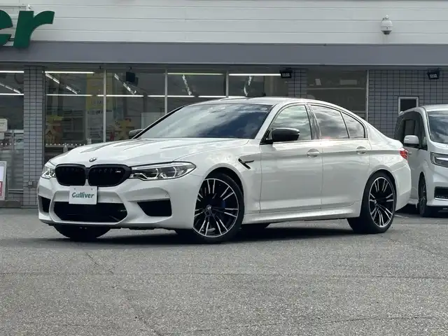 ＢＭＷ Ｍ５ 愛知県 2019(平31)年 4.2万km アルピンホワイトⅢ /禁煙/正規ディーラー車/カーボンルーフ//メーカナビ/CD/DVD/BT/フルセグ/MSV/USB//バックカメラ//全方位カメラ//黒革シート//全席シートヒーター//前席エアシート//メモリ付パワーシート//CFRP製ルーフ//前後ドライブレコーダー//ETC//電動リアゲート//CBC/DSC/PDC//アクティブ・プロテクション//パーキングアシスト//ACC/PCS/LDA/HUD/BSM//前車発進警告機能//後車衝突警告機能//クロストラフィックウォーニング//タイヤ空気圧警告システム//レインセンサー//コンフォートアクセス//オートクロージャードア//後席ロールサンシェード//LEDオートライト//フォグランプ//ハイビームアシスト//アダプティブヘッドライト//本革巻きステアリング//ステアリングスイッチ//ステアリングヒーター//電子制御パーキングブレーキ//ブレーキホールド//オートリトラウインカーミラー//アイドリングストップ//ディスプレイキー//新車時保証書//取扱説明書//ディーラー記録簿//H31/R2/R3/R5/R7