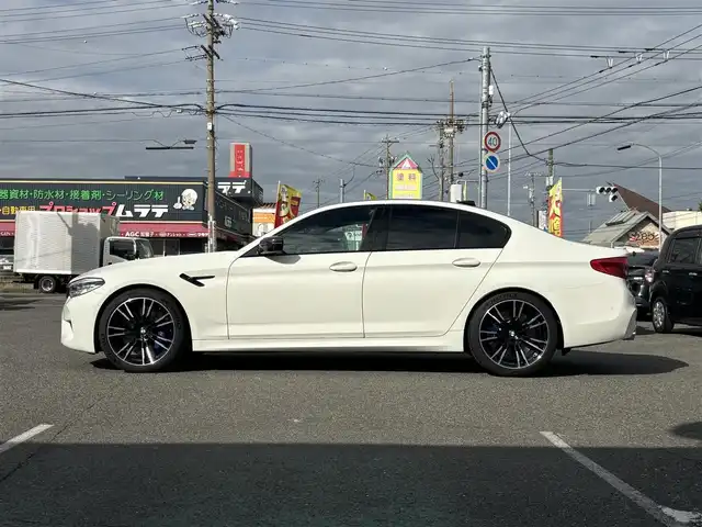 ＢＭＷ Ｍ５ 愛知県 2019(平31)年 4.2万km アルピンホワイトⅢ /禁煙/正規ディーラー車/カーボンルーフ//メーカナビ/CD/DVD/BT/フルセグ/MSV/USB//バックカメラ//全方位カメラ//黒革シート//全席シートヒーター//前席エアシート//メモリ付パワーシート//CFRP製ルーフ//前後ドライブレコーダー//ETC//電動リアゲート//CBC/DSC/PDC//アクティブ・プロテクション//パーキングアシスト//ACC/PCS/LDA/HUD/BSM//前車発進警告機能//後車衝突警告機能//クロストラフィックウォーニング//タイヤ空気圧警告システム//レインセンサー//コンフォートアクセス//オートクロージャードア//後席ロールサンシェード//LEDオートライト//フォグランプ//ハイビームアシスト//アダプティブヘッドライト//本革巻きステアリング//ステアリングスイッチ//ステアリングヒーター//電子制御パーキングブレーキ//ブレーキホールド//オートリトラウインカーミラー//アイドリングストップ//ディスプレイキー//新車時保証書//取扱説明書//ディーラー記録簿//H31/R2/R3/R5/R7
