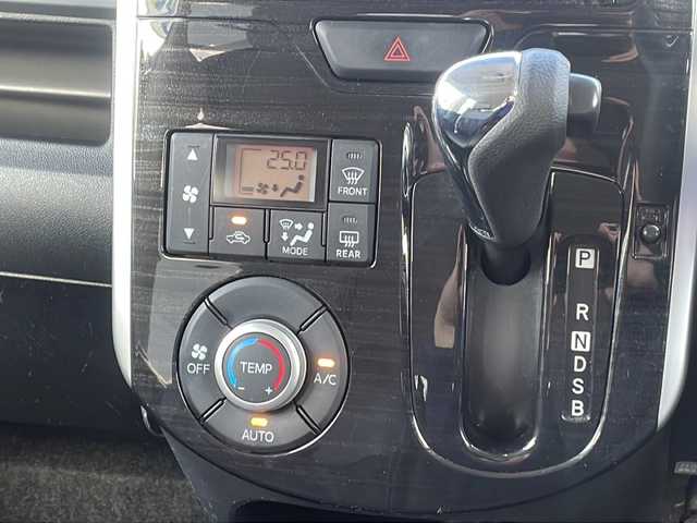 ダイハツ タント カスタム X トップED SA 熊本県 2015(平27)年 9.1万km パールホワイトⅢ (株)IDOMが運営する【じしゃロン熊本店】の自社ローン対象車両になります。こちらは現金ご利用時の価格です。/自社ローンご希望の方は別途その旨お申付け下さい。/社外ナビ（ＣＤ　ＤＶＤ　フルセグＴＶ　ＢＴ）　/バックカメラ　/片側パワースライドドア　/スマートアシスト　/アイドリングストップ　/ＬＥＤヘッドライト　/オートライト　/電動格納ミラー　/Ｗ＋サイドエアバッグ