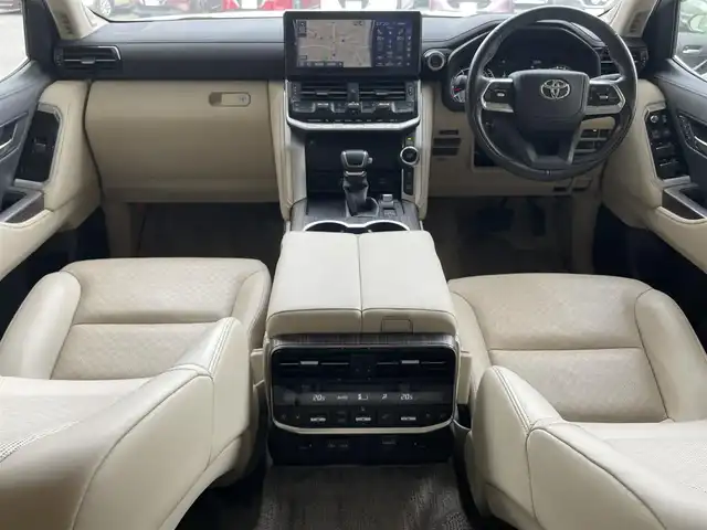 トヨタ ランドクルーザー ZX 栃木県 2023(令5)年 1.7万km プレシャスホワイトパール ワンオーナー /禁煙車/内装ニュートラルベージュ/【メーカーOP】/・空気圧警報システム/・リヤ電動デフロック/・T-Connectナビ（12.3インチ）/・地デジ/BT/CD/DVD/USB/・JBLプレミアムサウンド/・マルチテレインモニター/・リヤシートエンターテイメントシステム/（11.6インチモニタ2個/HDMI端子）/・ブラックルーフレール/・クールBOX/・寒冷地仕様/【モデリスタ】/・フロントスポイラー/・リヤスタイリングキット/（リヤスカート/マフラーカッター）/・フェンダーガーニッシュ/リヤスポイラー/・LEDスマートフットライト/ラゲージLED/・メタルガーニッシュキット/・パノラミックビューモニター/・ハンズフリーパワーバックドア/【標準装備】/・サンルーフ/・純正２０インチAW/・カラーヘッドアップディスプレイ/・LEDシーケンシャルターンランプ/・ステアリングヒーター/・本革（快適温熱/シートベンチレーション）1/2列目/・電動格納サードシート/・ビルトインETC2.0/・クリアランスソナー/・PCS/LTA/LDA/RSA/AHS/AHB/・レーダークルーズコントロール/・TMN/BSM/PKSB/・スマートキー×2/・保証書/・取扱説明書