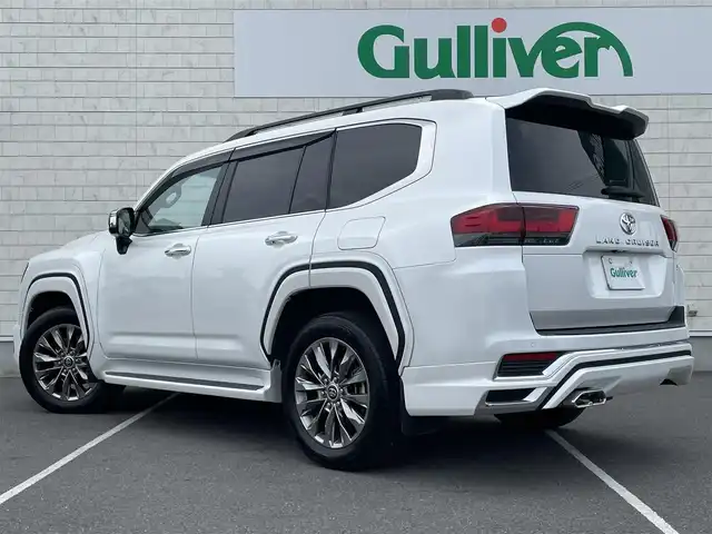 トヨタ ランドクルーザー ZX 栃木県 2023(令5)年 1.7万km プレシャスホワイトパール ワンオーナー /禁煙車/内装ニュートラルベージュ/【メーカーOP】/・空気圧警報システム/・リヤ電動デフロック/・T-Connectナビ（12.3インチ）/・地デジ/BT/CD/DVD/USB/・JBLプレミアムサウンド/・マルチテレインモニター/・リヤシートエンターテイメントシステム/（11.6インチモニタ2個/HDMI端子）/・ブラックルーフレール/・クールBOX/・寒冷地仕様/【モデリスタ】/・フロントスポイラー/・リヤスタイリングキット/（リヤスカート/マフラーカッター）/・フェンダーガーニッシュ/リヤスポイラー/・LEDスマートフットライト/ラゲージLED/・メタルガーニッシュキット/・パノラミックビューモニター/・ハンズフリーパワーバックドア/【標準装備】/・サンルーフ/・純正２０インチAW/・カラーヘッドアップディスプレイ/・LEDシーケンシャルターンランプ/・ステアリングヒーター/・本革（快適温熱/シートベンチレーション）1/2列目/・電動格納サードシート/・ビルトインETC2.0/・クリアランスソナー/・PCS/LTA/LDA/RSA/AHS/AHB/・レーダークルーズコントロール/・TMN/BSM/PKSB/・スマートキー×2/・保証書/・取扱説明書