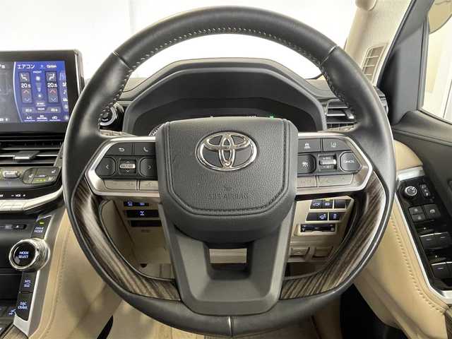 トヨタ ランドクルーザー ZX 栃木県 2023(令5)年 1.7万km プレシャスホワイトパール ワンオーナー /禁煙車/内装ニュートラルベージュ/【メーカーOP】/・空気圧警報システム/・リヤ電動デフロック/・T-Connectナビ（12.3インチ）/・地デジ/BT/CD/DVD/USB/・JBLプレミアムサウンド/・マルチテレインモニター/・リヤシートエンターテイメントシステム/（11.6インチモニタ2個/HDMI端子）/・ブラックルーフレール/・クールBOX/・寒冷地仕様/【モデリスタ】/・フロントスポイラー/・リヤスタイリングキット/（リヤスカート/マフラーカッター）/・フェンダーガーニッシュ/リヤスポイラー/・LEDスマートフットライト/ラゲージLED/・メタルガーニッシュキット/・パノラミックビューモニター/・ハンズフリーパワーバックドア/【標準装備】/・サンルーフ/・純正２０インチAW/・カラーヘッドアップディスプレイ/・LEDシーケンシャルターンランプ/・ステアリングヒーター/・本革（快適温熱/シートベンチレーション）1/2列目/・電動格納サードシート/・ビルトインETC2.0/・クリアランスソナー/・PCS/LTA/LDA/RSA/AHS/AHB/・レーダークルーズコントロール/・TMN/BSM/PKSB/・スマートキー×2/・保証書/・取扱説明書