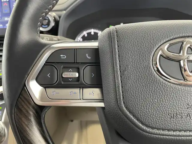 トヨタ ランドクルーザー ZX 栃木県 2023(令5)年 1.7万km プレシャスホワイトパール ワンオーナー /禁煙車/内装ニュートラルベージュ/【メーカーOP】/・空気圧警報システム/・リヤ電動デフロック/・T-Connectナビ（12.3インチ）/・地デジ/BT/CD/DVD/USB/・JBLプレミアムサウンド/・マルチテレインモニター/・リヤシートエンターテイメントシステム/（11.6インチモニタ2個/HDMI端子）/・ブラックルーフレール/・クールBOX/・寒冷地仕様/【モデリスタ】/・フロントスポイラー/・リヤスタイリングキット/（リヤスカート/マフラーカッター）/・フェンダーガーニッシュ/リヤスポイラー/・LEDスマートフットライト/ラゲージLED/・メタルガーニッシュキット/・パノラミックビューモニター/・ハンズフリーパワーバックドア/【標準装備】/・サンルーフ/・純正２０インチAW/・カラーヘッドアップディスプレイ/・LEDシーケンシャルターンランプ/・ステアリングヒーター/・本革（快適温熱/シートベンチレーション）1/2列目/・電動格納サードシート/・ビルトインETC2.0/・クリアランスソナー/・PCS/LTA/LDA/RSA/AHS/AHB/・レーダークルーズコントロール/・TMN/BSM/PKSB/・スマートキー×2/・保証書/・取扱説明書