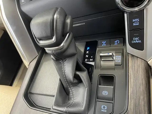 トヨタ ランドクルーザー ZX 栃木県 2023(令5)年 1.7万km プレシャスホワイトパール ワンオーナー /禁煙車/内装ニュートラルベージュ/【メーカーOP】/・空気圧警報システム/・リヤ電動デフロック/・T-Connectナビ（12.3インチ）/・地デジ/BT/CD/DVD/USB/・JBLプレミアムサウンド/・マルチテレインモニター/・リヤシートエンターテイメントシステム/（11.6インチモニタ2個/HDMI端子）/・ブラックルーフレール/・クールBOX/・寒冷地仕様/【モデリスタ】/・フロントスポイラー/・リヤスタイリングキット/（リヤスカート/マフラーカッター）/・フェンダーガーニッシュ/リヤスポイラー/・LEDスマートフットライト/ラゲージLED/・メタルガーニッシュキット/・パノラミックビューモニター/・ハンズフリーパワーバックドア/【標準装備】/・サンルーフ/・純正２０インチAW/・カラーヘッドアップディスプレイ/・LEDシーケンシャルターンランプ/・ステアリングヒーター/・本革（快適温熱/シートベンチレーション）1/2列目/・電動格納サードシート/・ビルトインETC2.0/・クリアランスソナー/・PCS/LTA/LDA/RSA/AHS/AHB/・レーダークルーズコントロール/・TMN/BSM/PKSB/・スマートキー×2/・保証書/・取扱説明書