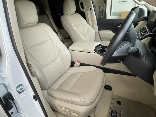 トヨタ ランドクルーザー ZX 栃木県 2023(令5)年 1.7万km プレシャスホワイトパール ワンオーナー /禁煙車/内装ニュートラルベージュ/【メーカーOP】/・空気圧警報システム/・リヤ電動デフロック/・T-Connectナビ（12.3インチ）/・地デジ/BT/CD/DVD/USB/・JBLプレミアムサウンド/・マルチテレインモニター/・リヤシートエンターテイメントシステム/（11.6インチモニタ2個/HDMI端子）/・ブラックルーフレール/・クールBOX/・寒冷地仕様/【モデリスタ】/・フロントスポイラー/・リヤスタイリングキット/（リヤスカート/マフラーカッター）/・フェンダーガーニッシュ/リヤスポイラー/・LEDスマートフットライト/ラゲージLED/・メタルガーニッシュキット/・パノラミックビューモニター/・ハンズフリーパワーバックドア/【標準装備】/・サンルーフ/・純正２０インチAW/・カラーヘッドアップディスプレイ/・LEDシーケンシャルターンランプ/・ステアリングヒーター/・本革（快適温熱/シートベンチレーション）1/2列目/・電動格納サードシート/・ビルトインETC2.0/・クリアランスソナー/・PCS/LTA/LDA/RSA/AHS/AHB/・レーダークルーズコントロール/・TMN/BSM/PKSB/・スマートキー×2/・保証書/・取扱説明書