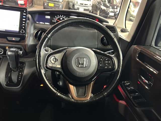 ホンダ Ｎ ＢＯＸ G･L ホンダセンシング カッパーブラウンスタイル 静岡県 2019(令1)年 4.5万km プラチナホワイトパール 【安全装備】/ホンダセンシング/アダプティブ・クルーズ・コントロール（ACC）/・作動車速域：約30km/hから100km/h間/車線維持支援システム（LKAS）/・作動車速：約65km/hから100km/h間/・ステアリング制御/衝突軽減ブレーキ（CMBS）/・歩行者検知機能/・作動車速：約80km/h未満時/・対向車車速：約30km/hから80km/h時/誤発進抑制機能（前進）/・ミリ波レーダー検知：作動車速10km/h未満/歩行者事故低減ステアリング/・作動車速10km/hから40km/h間/路外逸脱抑制機能/・作動車速：約60km/hから100km/h間/先行車発進お知らせ機能/標識認識機能/オートハイビーム/誤発進抑制機能（後進）・ソナー検知：作動車速10km/h未満/【主要装備】/純正大型ナビ　/バックカメラ　/ドライブレコーダー　/ステアリングスイッチ　/フルセグテレビ　/両側パワースライドドア　/ＬＥＤヘッドライト　/ＥＴＣ/プッシュスタート/スマートキー