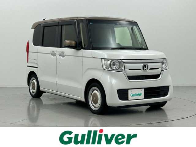 ホンダ Ｎ ＢＯＸ G･L ホンダセンシング カッパーブラウンスタイル 熊本県 2019(令1)年 4.6万km プラチナホワイトパール 【安全装備】/ホンダセンシング/アダプティブ・クルーズ・コントロール（ACC）/・作動車速域：約30km/hから100km/h間/車線維持支援システム（LKAS）/・作動車速：約65km/hから100km/h間/・ステアリング制御/衝突軽減ブレーキ（CMBS）/・歩行者検知機能/・作動車速：約80km/h未満時/・対向車車速：約30km/hから80km/h時/誤発進抑制機能（前進）/・ミリ波レーダー検知：作動車速10km/h未満/歩行者事故低減ステアリング/・作動車速10km/hから40km/h間/路外逸脱抑制機能/・作動車速：約60km/hから100km/h間/先行車発進お知らせ機能/標識認識機能/オートハイビーム/誤発進抑制機能（後進）・ソナー検知：作動車速10km/h未満/【主要装備】/純正8インチナビ（CD・DVD・フルセグ・BT・USB）　/バックカメラ　/純正前方ドライブレコーダー　/ステアリングスイッチ　/両側パワースライドドア　/ヘッドライトウォッシャー/ＬＥＤヘッドライト　/ビルトインＥＴＣ/プッシュスタート/スマートキー