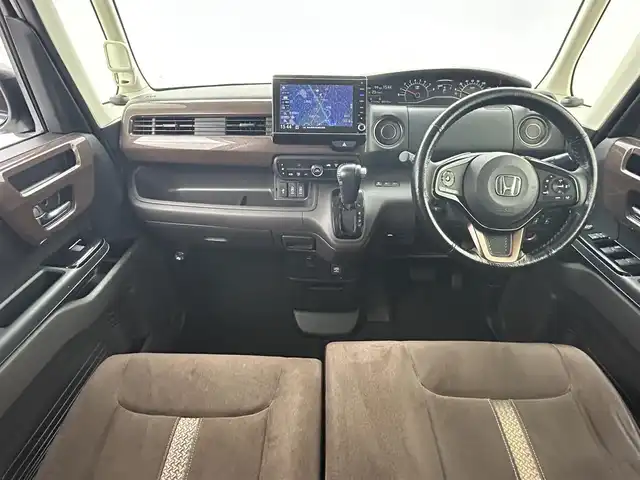 ホンダ Ｎ ＢＯＸ G･L ホンダセンシング カッパーブラウンスタイル 熊本県 2019(令1)年 4.6万km プラチナホワイトパール 【安全装備】/ホンダセンシング/アダプティブ・クルーズ・コントロール（ACC）/・作動車速域：約30km/hから100km/h間/車線維持支援システム（LKAS）/・作動車速：約65km/hから100km/h間/・ステアリング制御/衝突軽減ブレーキ（CMBS）/・歩行者検知機能/・作動車速：約80km/h未満時/・対向車車速：約30km/hから80km/h時/誤発進抑制機能（前進）/・ミリ波レーダー検知：作動車速10km/h未満/歩行者事故低減ステアリング/・作動車速10km/hから40km/h間/路外逸脱抑制機能/・作動車速：約60km/hから100km/h間/先行車発進お知らせ機能/標識認識機能/オートハイビーム/誤発進抑制機能（後進）・ソナー検知：作動車速10km/h未満/【主要装備】/純正8インチナビ（CD・DVD・フルセグ・BT・USB）　/バックカメラ　/純正前方ドライブレコーダー　/ステアリングスイッチ　/両側パワースライドドア　/ヘッドライトウォッシャー/ＬＥＤヘッドライト　/ビルトインＥＴＣ/プッシュスタート/スマートキー