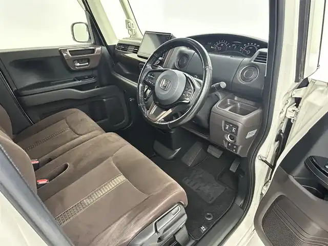 ホンダ Ｎ ＢＯＸ G･L ホンダセンシング カッパーブラウンスタイル 熊本県 2019(令1)年 4.6万km プラチナホワイトパール 【安全装備】/ホンダセンシング/アダプティブ・クルーズ・コントロール（ACC）/・作動車速域：約30km/hから100km/h間/車線維持支援システム（LKAS）/・作動車速：約65km/hから100km/h間/・ステアリング制御/衝突軽減ブレーキ（CMBS）/・歩行者検知機能/・作動車速：約80km/h未満時/・対向車車速：約30km/hから80km/h時/誤発進抑制機能（前進）/・ミリ波レーダー検知：作動車速10km/h未満/歩行者事故低減ステアリング/・作動車速10km/hから40km/h間/路外逸脱抑制機能/・作動車速：約60km/hから100km/h間/先行車発進お知らせ機能/標識認識機能/オートハイビーム/誤発進抑制機能（後進）・ソナー検知：作動車速10km/h未満/【主要装備】/純正8インチナビ（CD・DVD・フルセグ・BT・USB）　/バックカメラ　/純正前方ドライブレコーダー　/ステアリングスイッチ　/両側パワースライドドア　/ヘッドライトウォッシャー/ＬＥＤヘッドライト　/ビルトインＥＴＣ/プッシュスタート/スマートキー