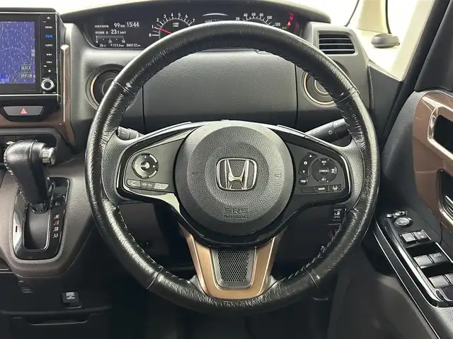 ホンダ Ｎ ＢＯＸ G･L ホンダセンシング カッパーブラウンスタイル 熊本県 2019(令1)年 4.6万km プラチナホワイトパール 【安全装備】/ホンダセンシング/アダプティブ・クルーズ・コントロール（ACC）/・作動車速域：約30km/hから100km/h間/車線維持支援システム（LKAS）/・作動車速：約65km/hから100km/h間/・ステアリング制御/衝突軽減ブレーキ（CMBS）/・歩行者検知機能/・作動車速：約80km/h未満時/・対向車車速：約30km/hから80km/h時/誤発進抑制機能（前進）/・ミリ波レーダー検知：作動車速10km/h未満/歩行者事故低減ステアリング/・作動車速10km/hから40km/h間/路外逸脱抑制機能/・作動車速：約60km/hから100km/h間/先行車発進お知らせ機能/標識認識機能/オートハイビーム/誤発進抑制機能（後進）・ソナー検知：作動車速10km/h未満/【主要装備】/純正8インチナビ（CD・DVD・フルセグ・BT・USB）　/バックカメラ　/純正前方ドライブレコーダー　/ステアリングスイッチ　/両側パワースライドドア　/ヘッドライトウォッシャー/ＬＥＤヘッドライト　/ビルトインＥＴＣ/プッシュスタート/スマートキー