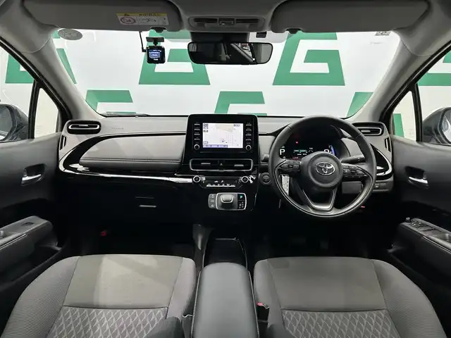 トヨタ アクア G 鹿児島県 2024(令6)年 1.5万km プラチナホワイトパールマイカ 純正ディスプレイオーディオ（ナビ機能付）/トヨタセーフティセンス/AC１００V電源/前後コーナーセンサー/追従式クルーズコントロール/自動防眩前後ドラレコ付きインナーミラー/バックカメラ/ETC/フロアマット/革巻きステアリング/ステアリングリモコン/ヘッドライトレベライザー