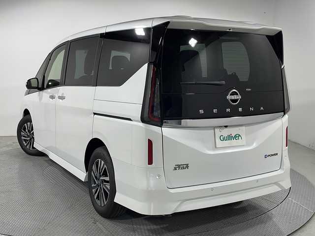 日産 セレナ e－パワー ハイウェイスター V 広島県 2025(令7)年 0.1万km未満 プリズムホワイト 登録済未使用車（7km）/純正12.3型ナビ（AppleCarPlay/AndroidAuto/フルセグTV）/純正フリップダウンモニター/プロパイロット/インテリジェントアラウンドビューモニター/インテリジェントルームミラー/両側ハンズフリーオートスライドドア/インテリジェントエマージェンシーブレーキ/車線逸脱防止支援システム/車線逸脱警報/ブラインドスポットモニター/リヤクロストラフィックアラート/踏み間違い衝突防止アシスト/アダプティブLEDヘッドライト/ETC2.0/前後ドライブレコーダー/ワイヤレス充電/USB入力端子
