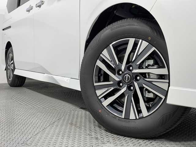 日産 セレナ e－パワー ハイウェイスター V 広島県 2025(令7)年 0.1万km未満 プリズムホワイト 登録済未使用車（7km）/純正12.3型ナビ（AppleCarPlay/AndroidAuto/フルセグTV）/純正フリップダウンモニター/プロパイロット/インテリジェントアラウンドビューモニター/インテリジェントルームミラー/両側ハンズフリーオートスライドドア/インテリジェントエマージェンシーブレーキ/車線逸脱防止支援システム/車線逸脱警報/ブラインドスポットモニター/リヤクロストラフィックアラート/踏み間違い衝突防止アシスト/アダプティブLEDヘッドライト/ETC2.0/前後ドライブレコーダー/ワイヤレス充電/USB入力端子