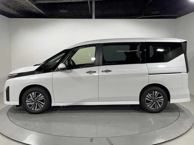 日産 セレナ e－パワー ハイウェイスター V 広島県 2025(令7)年 0.1万km未満 プリズムホワイト 登録済未使用車（7km）/純正12.3型ナビ（AppleCarPlay/AndroidAuto/フルセグTV）/純正フリップダウンモニター/プロパイロット/インテリジェントアラウンドビューモニター/インテリジェントルームミラー/両側ハンズフリーオートスライドドア/インテリジェントエマージェンシーブレーキ/車線逸脱防止支援システム/車線逸脱警報/ブラインドスポットモニター/リヤクロストラフィックアラート/踏み間違い衝突防止アシスト/アダプティブLEDヘッドライト/ETC2.0/前後ドライブレコーダー/ワイヤレス充電/USB入力端子