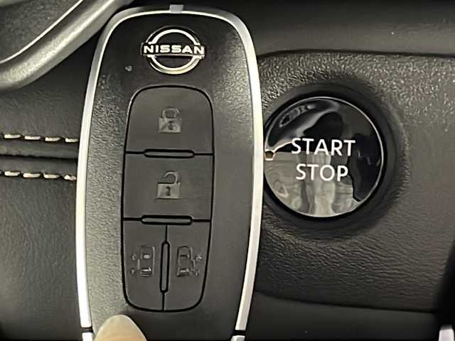 日産 セレナ e－パワー ハイウェイスター V 広島県 2025(令7)年 0.1万km未満 プリズムホワイト 登録済未使用車（7km）/純正12.3型ナビ（AppleCarPlay/AndroidAuto/フルセグTV）/純正フリップダウンモニター/プロパイロット/インテリジェントアラウンドビューモニター/インテリジェントルームミラー/両側ハンズフリーオートスライドドア/インテリジェントエマージェンシーブレーキ/車線逸脱防止支援システム/車線逸脱警報/ブラインドスポットモニター/リヤクロストラフィックアラート/踏み間違い衝突防止アシスト/アダプティブLEDヘッドライト/ETC2.0/前後ドライブレコーダー/ワイヤレス充電/USB入力端子