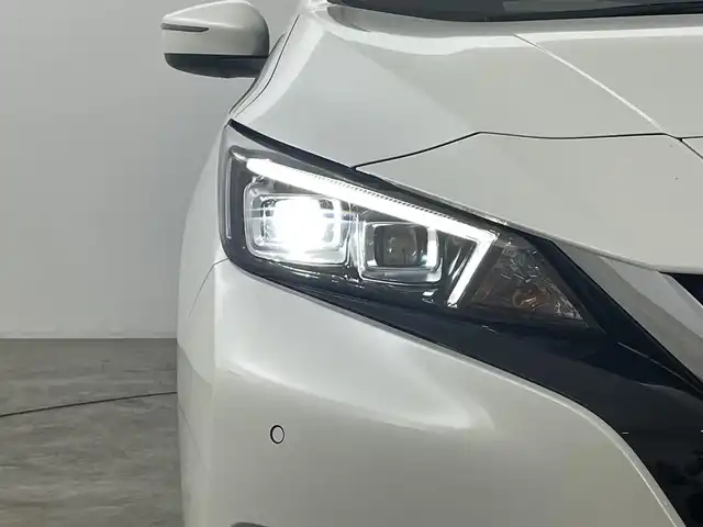 日産 リーフ S 福島県 2020(令2)年 5.2万km ブリリアントホワイトパール ワンオーナー　/純正ＳＤナビ　/【AM/FM/DVD/CD/Bluetooth/フルセグ】/型番:MJ119D-W/衝突被害軽減システム　/・車線逸脱警報/・踏み間違い防止/バックカメラ　/ＥＴＣ　/前席シートヒーター　/ステアリングヒーター　　/クルーズコントロール　/ステアリングスイッチ　/オートマッチクハイビーム　/スマートキー/・プッシュスタート/・スペアキー/オートマッチクハイビーム/・LEDライト/・フォグライト/ウィンカーミラー/・オートミラー