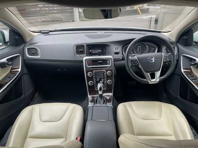 ボルボ Ｖ６０ D4 クラシック 愛知県 2017(平29)年 6.5万km クリスタルホワイトP バックカメラ/サンルーフ/社外ＥＴＣ/追従クルーズコントロール/ＢＬＩＳ/前方ドライブレコーダー/後方コーナーセンサー/純正HDDナビ/SD/Bluetooth/iPod/AUX/パワーシートD＋N/シートヒーターD＋N/パドルシフト/MTモード付きAT/ABS/横滑り防止装置/レーンキープアシスト/オートライト/オートマチックハイビーム/スペアキー/スマートキー/保証書/取扱説明書