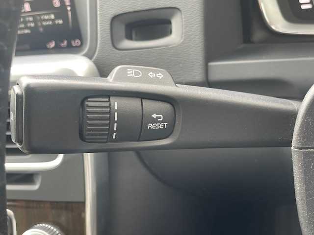 ボルボ Ｖ６０ D4 クラシック 愛知県 2017(平29)年 6.5万km クリスタルホワイトP バックカメラ/サンルーフ/社外ＥＴＣ/追従クルーズコントロール/ＢＬＩＳ/前方ドライブレコーダー/後方コーナーセンサー/純正HDDナビ/SD/Bluetooth/iPod/AUX/パワーシートD＋N/シートヒーターD＋N/パドルシフト/MTモード付きAT/ABS/横滑り防止装置/レーンキープアシスト/オートライト/オートマチックハイビーム/スペアキー/スマートキー/保証書/取扱説明書