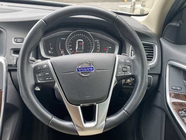 ボルボ Ｖ６０ D4 クラシック 愛知県 2017(平29)年 6.5万km クリスタルホワイトP バックカメラ/サンルーフ/社外ＥＴＣ/追従クルーズコントロール/ＢＬＩＳ/前方ドライブレコーダー/後方コーナーセンサー/純正HDDナビ/SD/Bluetooth/iPod/AUX/パワーシートD＋N/シートヒーターD＋N/パドルシフト/MTモード付きAT/ABS/横滑り防止装置/レーンキープアシスト/オートライト/オートマチックハイビーム/スペアキー/スマートキー/保証書/取扱説明書