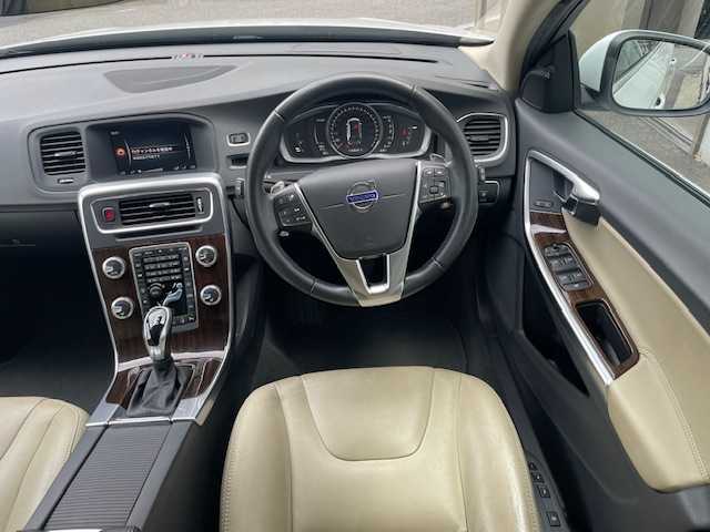 ボルボ Ｖ６０ D4 クラシック 愛知県 2017(平29)年 6.5万km クリスタルホワイトP バックカメラ/サンルーフ/社外ＥＴＣ/追従クルーズコントロール/ＢＬＩＳ/前方ドライブレコーダー/後方コーナーセンサー/純正HDDナビ/SD/Bluetooth/iPod/AUX/パワーシートD＋N/シートヒーターD＋N/パドルシフト/MTモード付きAT/ABS/横滑り防止装置/レーンキープアシスト/オートライト/オートマチックハイビーム/スペアキー/スマートキー/保証書/取扱説明書