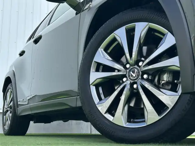 レクサス ＵＸ 250h Fスポーツ 香川県 2019(令1)年 3.7万km テレーンカーキマイカM サンルーフ/純正10.3型ナビ/（Bluetooth/フルセグTV/DVD/AUX/MSV/USB）/バックカメラ/レクサスセーフティシステム＋/・PCS（プリクラッシュセーフティ）/・レーダークルーズコントロール/・PDA（プロアクティブドライビングアシスト）/・AHS(アダプティブハイビームシステム）/・AHB(オートマチックハイビーム)/・LDA（レーンディパーチャーアラート）/・LTA（レーントレーシングアシスト）/・PDA（プロアクティブドライビングアシスト）/・RSA (ロードサインアシスト)/・発進遅れ告知機能/BSM（ブラインドスポットモニター）/クリアランスソナー/赤革レザーシート/前席ベンチレーション/・シートヒーター/シートクーラー/前席パワーシート/運転席メモリー機能/ステアリングヒーター/革巻きステアリング/ステアリングスイッチ/パドルシフト/電動パーキング/オートブレーキホールド/パワーバックドア/純正ドライブレコーダー/純正ETC2.0/純正18インチアルミホイール/純正フロアマット/社外フロアマット有/LEDヘッド/フォグライト/ヘッドライトウォッシャー