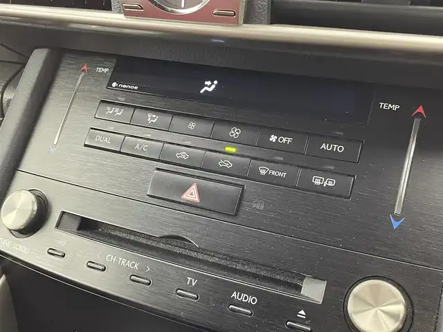 レクサス ＩＳ 200t Fスポーツ 群馬県 2017(平29)年 4.2万km グラファイトブラックガラスフレーク 三眼LEDヘッドライト/ブラインドスポットモニター/純正メーカーナビ/・レクサスISプレミアムサウンドシステム/・10.3インチワイドディスプレイ/・CD/DVD/SD(MSV)/Bluetooth/フルセグTV/“F SPORT”専用ファブリック/L texスポーツシート/＝＝＝＝＝＝＝＝＝＝＝＝＝＝＝＝/三眼ＬＥＤヘッドライト　ＢＳＭ　純正１０．３インチナビ　バックカメラ　ハーフレザー　パワーシート　シートヒーター　ステアリングヒーター　追従クルーズコントロール　ドライブレコーダー　ＥＴＣ２．０　禁煙