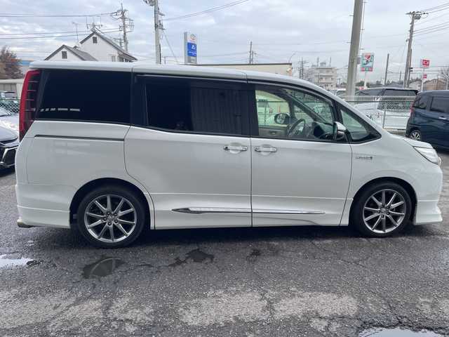 トヨタ ノア ハイブリッド G 神奈川県 2014(平26)年 8.6万km ホワイトパールクリスタルシャイン プッシュスタート/ビルトインETC/純正SDナビ/地デジTV/Bluetooth接続/DISC/AM/FM/クルーズコントロール/フリップダウンモニター/前席シートヒーター/横滑り防止装置/置くだけ充電/オートライト/LEDライト/フォグライト/電動格納ミラー/純正フロアマット