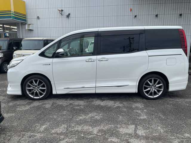 トヨタ ノア ハイブリッド G 神奈川県 2014(平26)年 8.6万km ホワイトパールクリスタルシャイン プッシュスタート/ビルトインETC/純正SDナビ/地デジTV/Bluetooth接続/DISC/AM/FM/クルーズコントロール/フリップダウンモニター/前席シートヒーター/横滑り防止装置/置くだけ充電/オートライト/LEDライト/フォグライト/電動格納ミラー/純正フロアマット