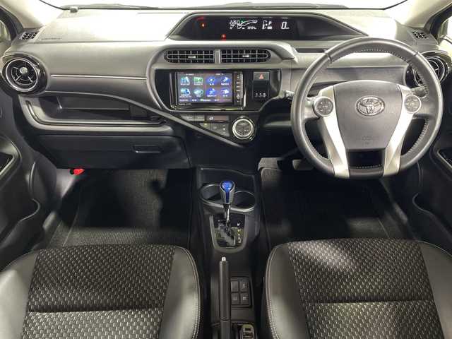 トヨタ アクア 神奈川県 2015(平27)年 3.9万km 黒 純正7型SDナビ（CN-R330WD）/AM FM DVD CD ハンズフリー/ETC/純正前方ドライブレコーダー（ZDR-022)/純正エアロ（フロント/サイド/リアアンダー）/ハーフレザー/オートライト/LEDヘッドライト/フォグランプ/純正フロアマット/純正１６AW/ルーフレール/横滑り防止装置/スマートキー/スペアキー/保証書/取扱説明書