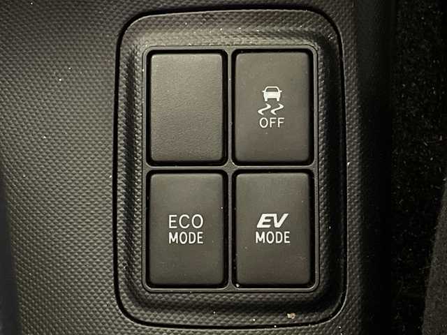 トヨタ アクア 神奈川県 2015(平27)年 3.9万km 黒 純正7型SDナビ（CN-R330WD）/AM FM DVD CD ハンズフリー/ETC/純正前方ドライブレコーダー（ZDR-022)/純正エアロ（フロント/サイド/リアアンダー）/ハーフレザー/オートライト/LEDヘッドライト/フォグランプ/純正フロアマット/純正１６AW/ルーフレール/横滑り防止装置/スマートキー/スペアキー/保証書/取扱説明書