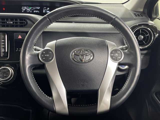 トヨタ アクア 神奈川県 2015(平27)年 3.9万km 黒 純正7型SDナビ（CN-R330WD）/AM FM DVD CD ハンズフリー/ETC/純正前方ドライブレコーダー（ZDR-022)/純正エアロ（フロント/サイド/リアアンダー）/ハーフレザー/オートライト/LEDヘッドライト/フォグランプ/純正フロアマット/純正１６AW/ルーフレール/横滑り防止装置/スマートキー/スペアキー/保証書/取扱説明書