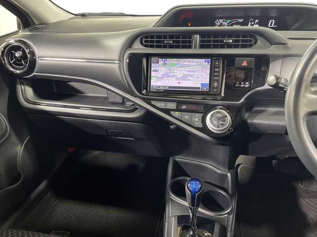 トヨタ アクア 神奈川県 2015(平27)年 3.9万km 黒 純正7型SDナビ（CN-R330WD）/AM FM DVD CD ハンズフリー/ETC/純正前方ドライブレコーダー（ZDR-022)/純正エアロ（フロント/サイド/リアアンダー）/ハーフレザー/オートライト/LEDヘッドライト/フォグランプ/純正フロアマット/純正１６AW/ルーフレール/横滑り防止装置/スマートキー/スペアキー/保証書/取扱説明書