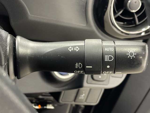 トヨタ アクア 神奈川県 2015(平27)年 3.9万km 黒 純正7型SDナビ（CN-R330WD）/AM FM DVD CD ハンズフリー/ETC/純正前方ドライブレコーダー（ZDR-022)/純正エアロ（フロント/サイド/リアアンダー）/ハーフレザー/オートライト/LEDヘッドライト/フォグランプ/純正フロアマット/純正１６AW/ルーフレール/横滑り防止装置/スマートキー/スペアキー/保証書/取扱説明書