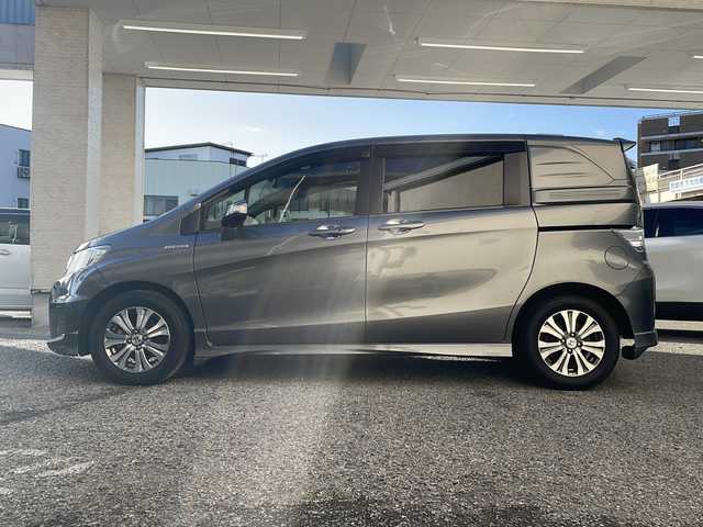 ホンダ フリード スパイク ハイブリット ジャストセレクション 兵庫県 2012(平24)年 3.4万km ポリッシュドメタルメタリック 純正ディーラーナビ（SD）/　AM/FM・USB・IPod・CD・DVD・SD・handsfree/フルセグTV/バックカメラ/両側パワースライドドア/クルーズコントロール/アイドリングストップ/アンチロック・ブレーキ・システム/盗難防止装置/横滑り防止装置/オートライト/純正アルミホイール/純正フロアマット/スマートキー/スペアキー×2/取扱説明書/保証書