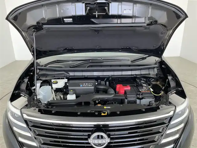 日産 セレナ e－パワー ハイウェイスター V 大分県 2025(令7)年 0.1万km未満 ダイヤモンドブラック 純正ナビ/（フルセグ/BT/HDMI）/フリップダウンモニターモニター/アダプティブLEDヘッドライトシステム/アラウンドビューモニター/デジタルインナーミラー/ワイヤレス充電器/ETC/ドライブレコーダー（前後セット）/プロパイロット/BSM/両側パワースライドドア/電動パーキングブレーキ/オートブレーキホールド/純正16インチアルミホイール/保証書・取扱説明書/スペアキー