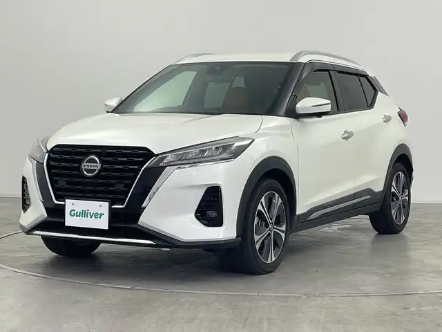 日産 キックス X ツートーンインテリアED 群馬県 2022(令4)年 3.6万km ブリリアントホワイトパール 純正９型ナビ　全周囲カメラ　ステアリングヒーター　シートヒーター　プロパイロット　衝突被害軽減ブレーキ　レーンアシスト　オートハイビーム　ルーフレール　ドライブレコーダー　スマートキー　禁煙車