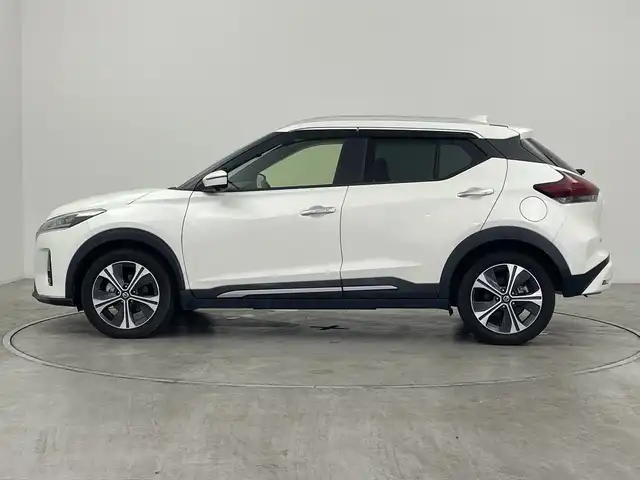 日産 キックス X ツートーンインテリアED 群馬県 2022(令4)年 3.6万km ブリリアントホワイトパール 純正９型ナビ　全周囲カメラ　ステアリングヒーター　シートヒーター　プロパイロット　衝突被害軽減ブレーキ　レーンアシスト　オートハイビーム　ルーフレール　ドライブレコーダー　スマートキー　禁煙車