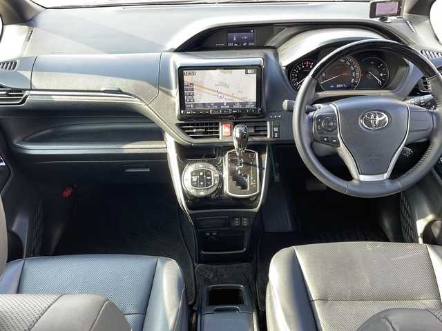 トヨタ エスクァイア Gi 道東・釧路十勝 2019(平31)年 6.9万km ブラック ・4WD/・寒冷地仕様/・ALPINE9インチビッグXSDメモリナビ/（フルセグ・BT・CD・DVD・FM・AM）/・ALPINE10.2型フリップダウンモニター/・バックカメラ/・ETC/・社外前方ドライブレコーダー/・スマートキー一体型純正エンジンスターター/・社外GPSレーダー/・衝突軽減システム/・車線逸脱警報/・クルーズコントロール/・フロントワイパーデアイサー/・両側パワースライドドア/・革シート/・前席シートヒーター/・LEDヘッドライト/・本革ステアリング/・フォグライト/・オートマチックハイビーム/・オートライト/・本革巻きステアリング/・ステアリングスイッチ/・社外フロアマット/・ドアバイザー/・スマートキー/・プッシュスタート/・純正17インチアルミホイール夏タイヤ積込